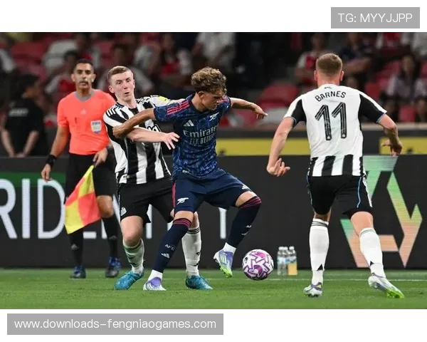 阿森纳对阵水晶宫一役，埃泽角球凌空破门引爆酋长球场定位球狂欢